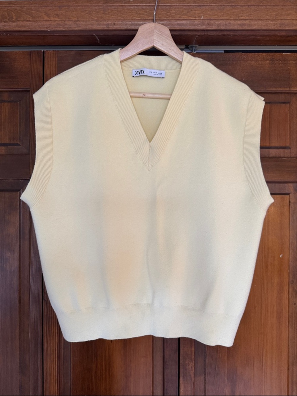 Zara Butter Yellow V-Neck Knit Sweater Vest Size Medium